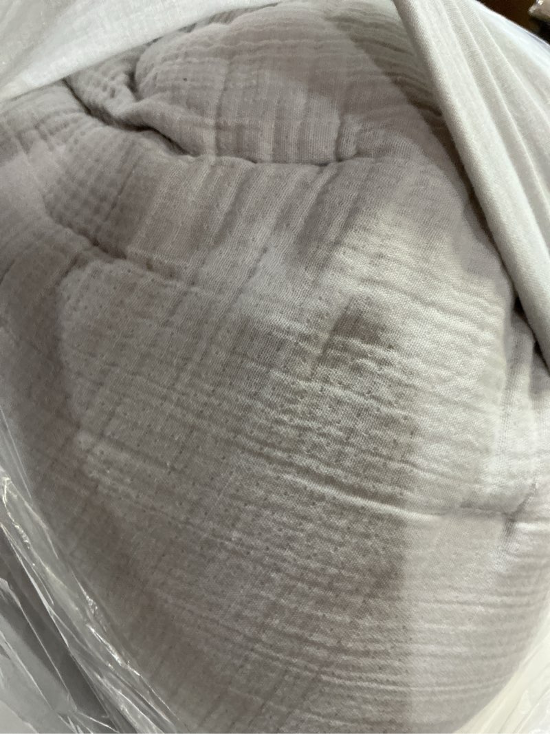 Condition photo showing New/Like New for organic cotton gauze dream quilt, king/cal king, light grey