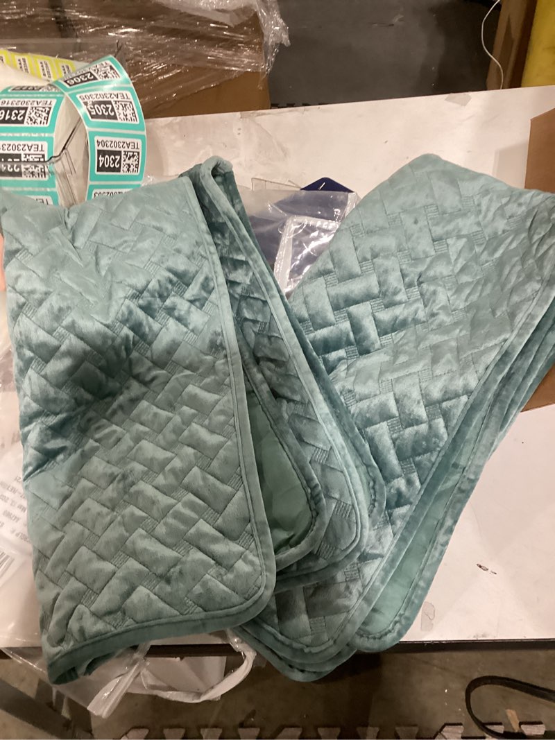 Condition photo showing Good Condition for Liians Velvet Bedspread Quilt Bedding Sets,Luxury Elegant Ultra Soft Velvet Comforters Coverlet Blan
