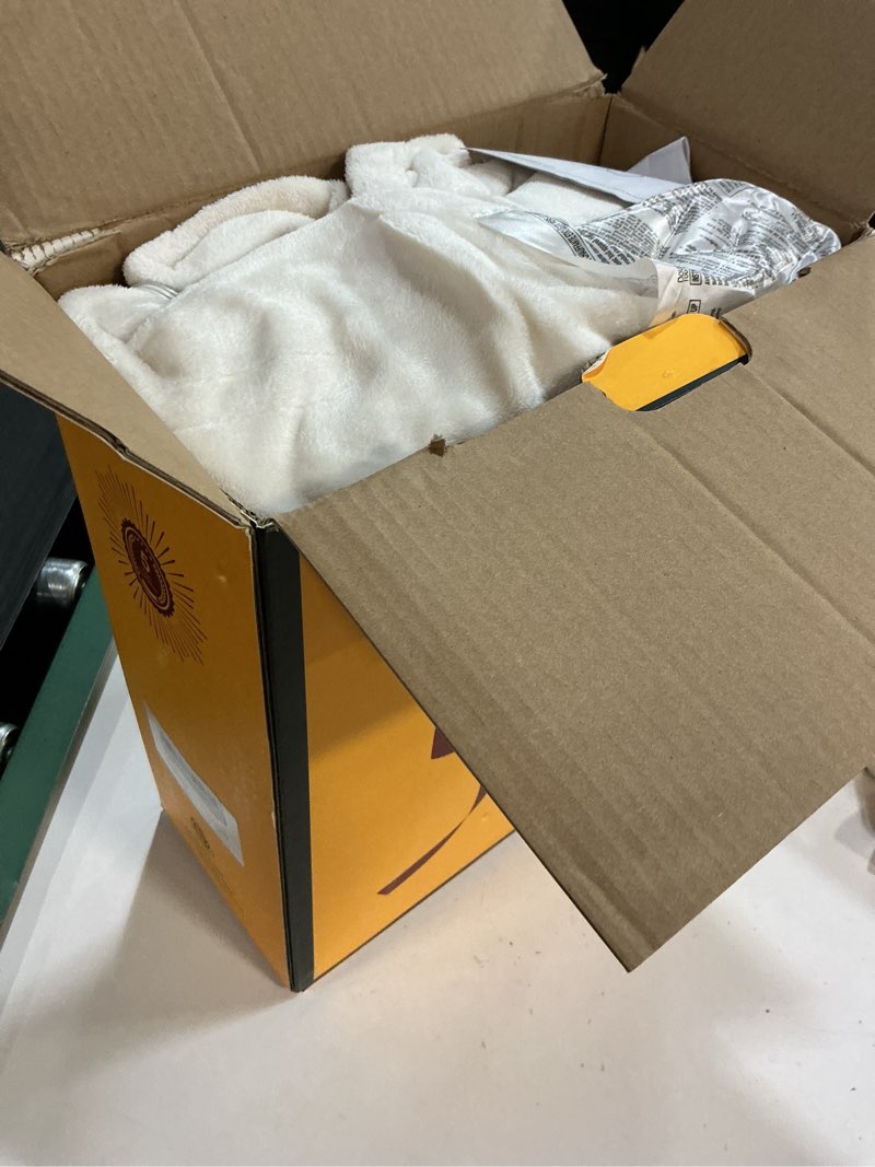 Condition photo showing Good Condition for WOOMER Heated Blanket King Size 100" x 90", Electric Blanket with Dual Controls, 0.5-12 Hours Timer & 10 Heating Levels, ETL Certified, White Rose Patterns Faux Fur & Sherpa, Machine Washable White King Size 100" × 90"