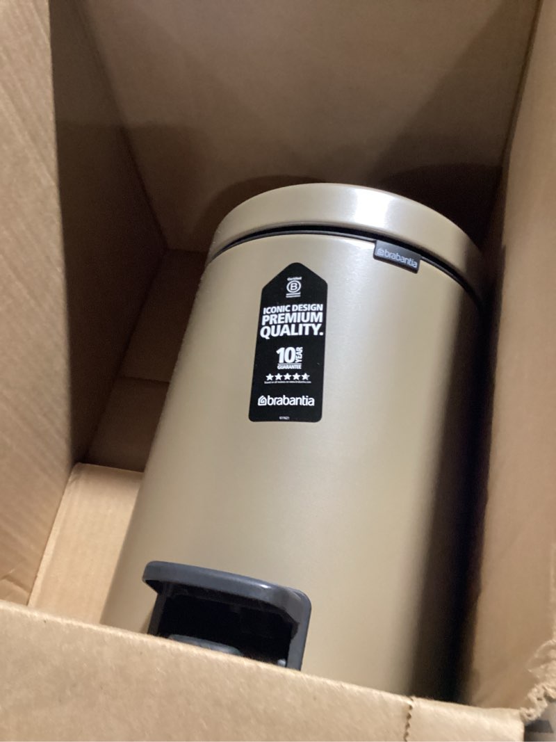 NewIcon 3.2 Gal. (12 l) Soft Beige Step On Trash Can