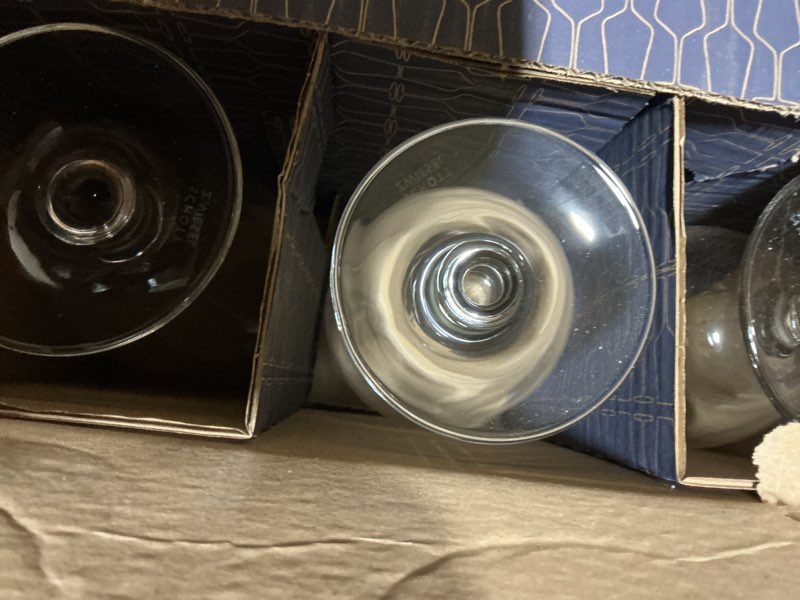 Condition photo showing Good Condition for d&v valore, break-resistant, european crystal glass, water or all purpose glass, 17 ounce, set of 6 water /all purpose