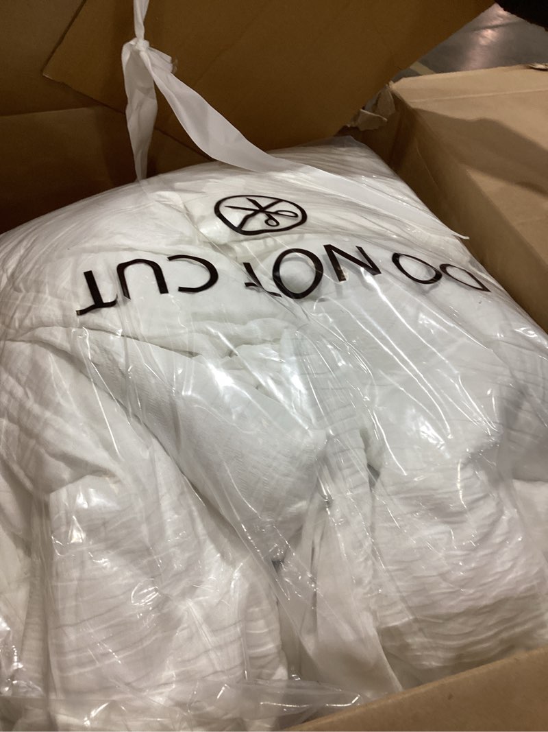 Condition photo showing Good Condition for  3 piece comforter set contemporary matelasse king