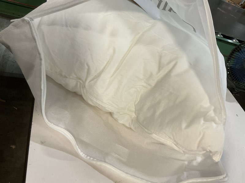 Condition photo showing New/Like New for quince premium down alternative pillow, standard, firm