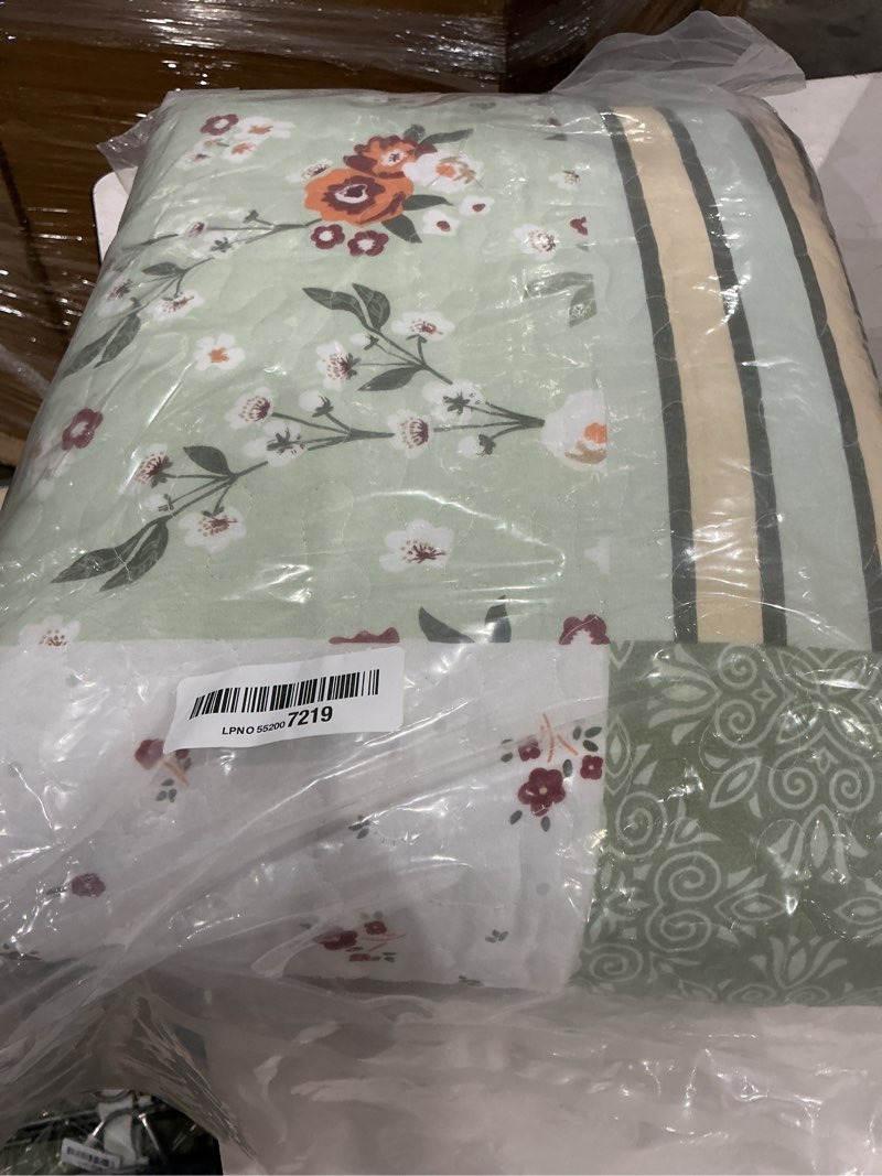 Condition photo showing Good Condition for comforter set green: floral bedding 
