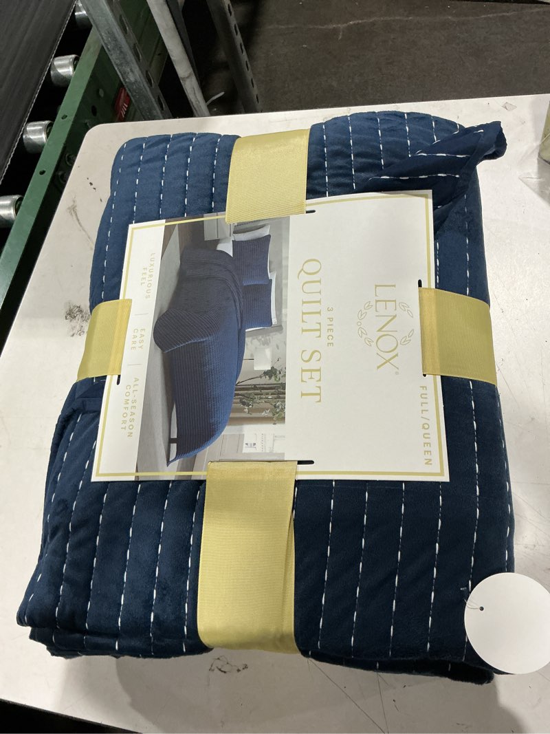 Condition photo showing New/Like New for lenox 3-piece polyester holiday patterened quilt set, full/queen
