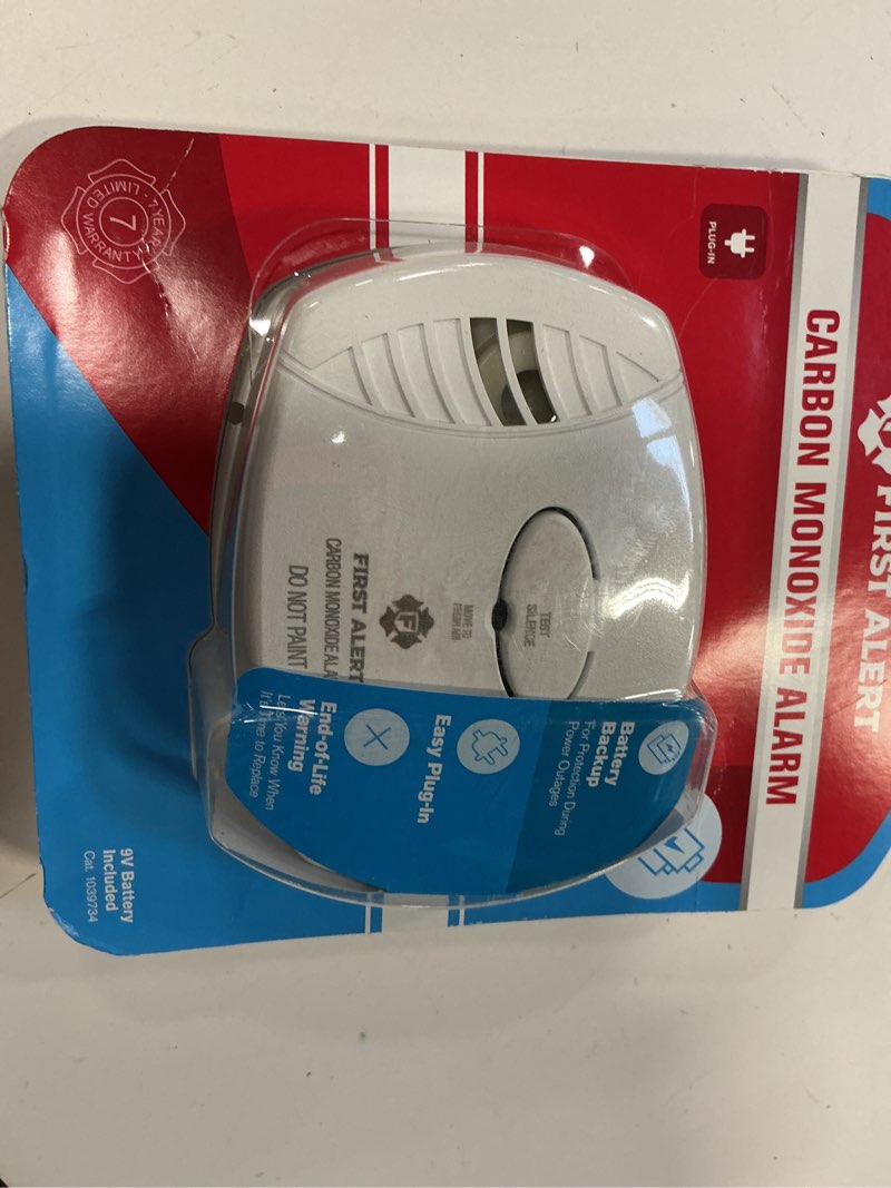 Condition photo showing Good Condition for First Alert FAT1039734 Plug-in Carbon Monoxide Alarm with Battery Backup, 8.50" x 6.75" x 2.25"