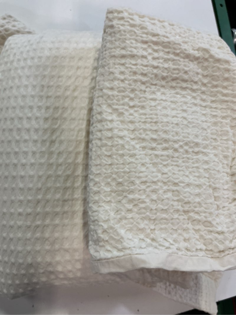 Condition photo showing Good Condition for organic luxe honeycomb duvet cover set full/queen