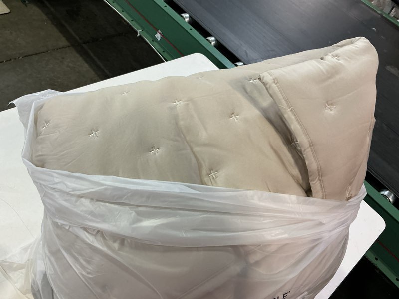 Condition photo showing Good Condition for bamboo dream quilt, king/cal king, sand