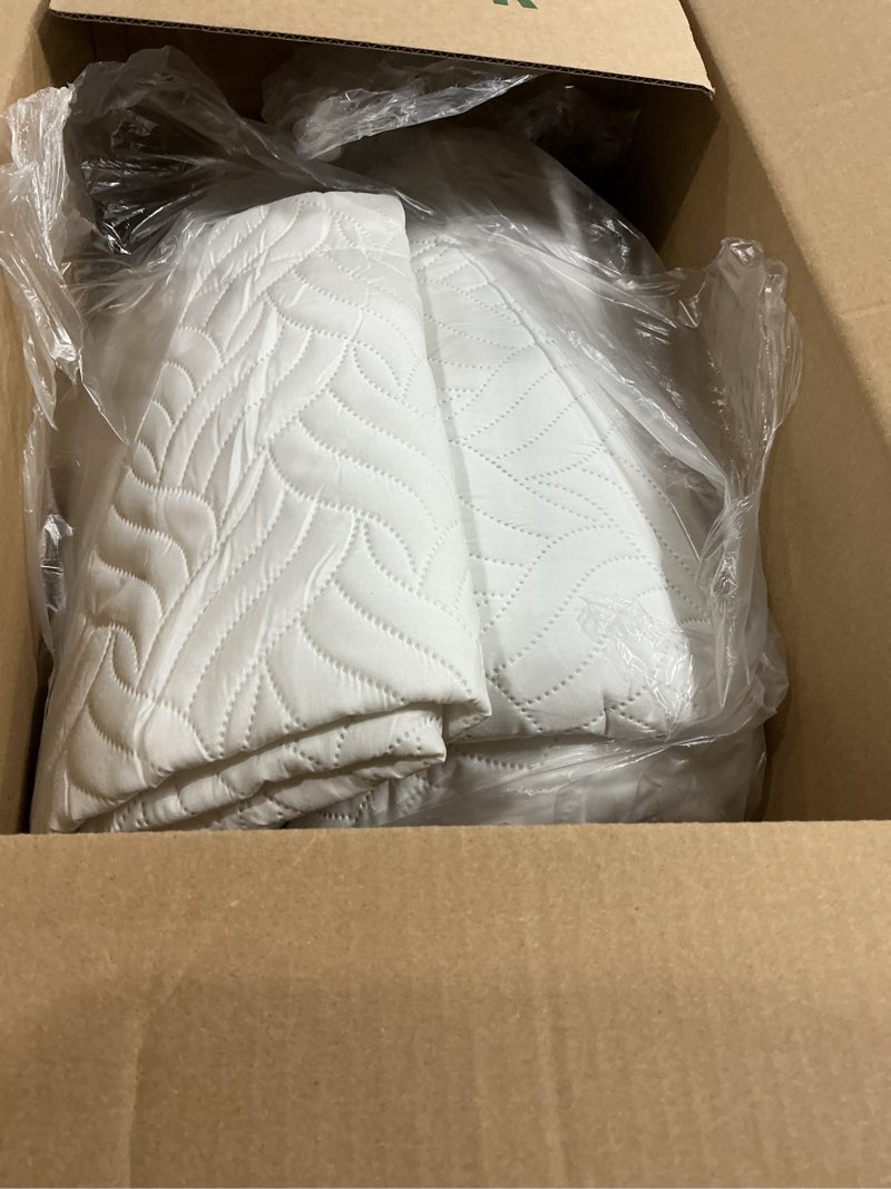 Condition photo showing Good Condition for Love's cabin California King Size Quilt Bedding Set White Bedspread - Cal King Summer Lightweight Bedspread Comforter - Wave Pattern Coverlet for All Season - 3 Pieces (1 Quilt, 2 Pillow Shams) Cal King (118"x106") Wave Pattern White