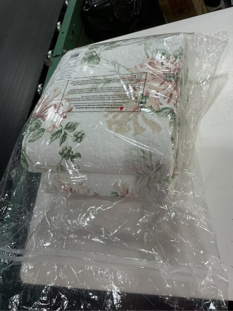 Condition photo showing New/Like New for laura ashley - queen quilt set, soft cotton bedding with reversible design, lightweight bedding for year round comfort, 3 piece bed set with matching pillowcases (honeysuckle pink) queen honeysuckle pink