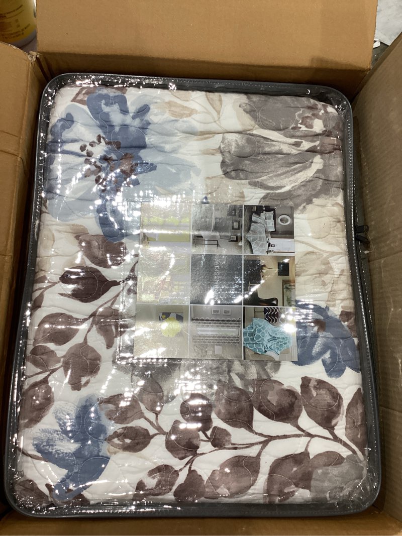 Condition photo showing New/Like New for madison park luna quilt modern classic design all season, breathable coverlet lightweight bedding set, matching shams, decorative pillow, full/queen(90"x90"), floral blue 6 piece floral blue full/queen (90 in x 90 in)