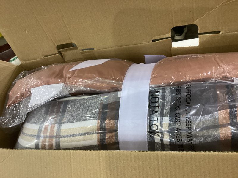 Condition photo showing Good Condition for Intelligent Design Comforter Set Plaid Classic Cabin Lodge Comforter, Modern Casual, Lightweight All Season Bedding Set, Sham, Décor Pillows, Blake, Twin/Twin XL, Tan/Gray 4 Piece Tan/Gray T/TXL Comforter