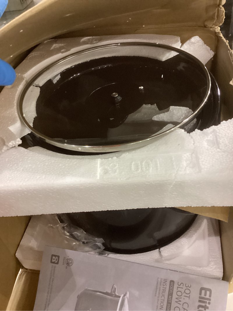 The image shows the packaging for an Elite Gourmet 3-quart slow cooker.  