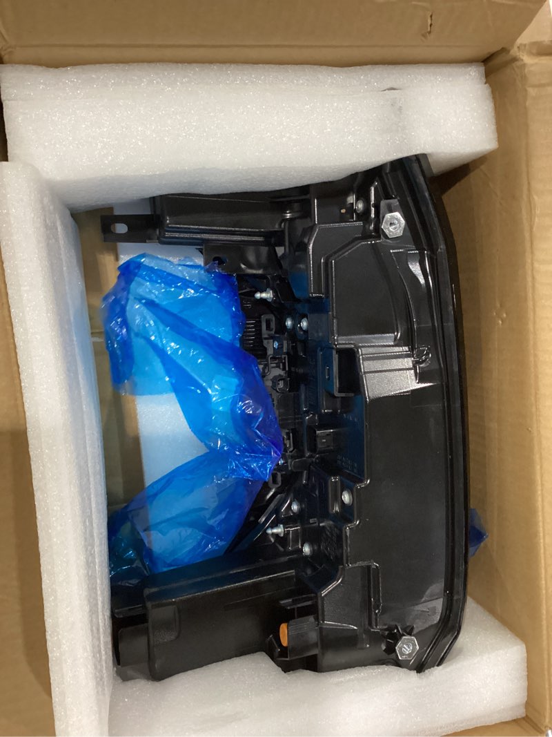 Condition photo showing Good Condition for led tail light rear lamp assembly with tailgate switch compatible with toyota tundra 2022 2023 2024 2025 left driver side replace# 81560-0c200 815600c200 (5-pin, led type sequential pattern)