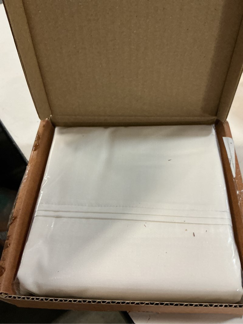 Condition photo showing New/Like New for amazon basics 400 thread count cotton pillowcases, standard, 30" l x 20" w, white - set of 2, pillows not included white standard