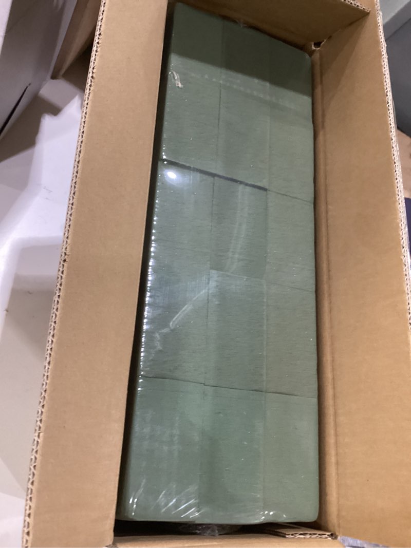 Condition photo showing Good Condition for gnrzzt 30 pcs floral foam blocks, 5.5"l x 3.1"w x 1.7"h green dry & wet flower foam for fresh and artificial flowers, plant foam for wedding, birthdays, pary, home decorations 30pcs