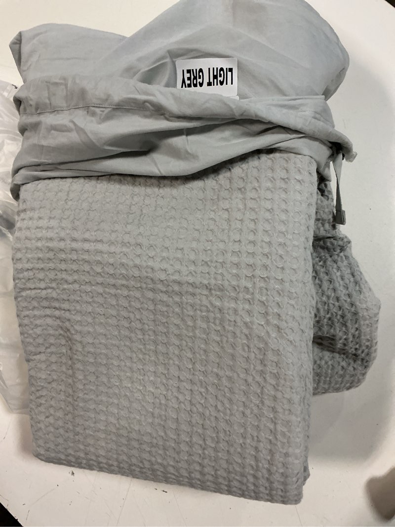 Condition photo showing New/Like New for quince organic luxe honeycomb duvet cover king light grey