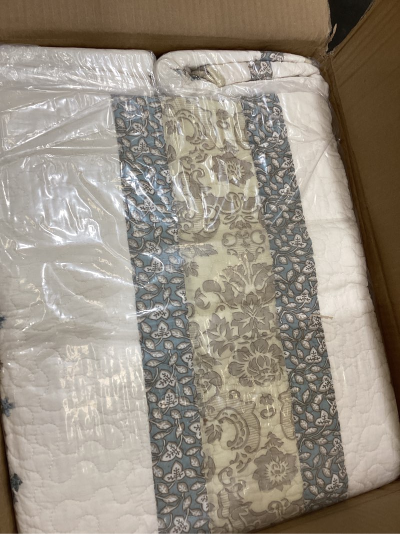 Condition photo showing Good Condition for vctops elegant embroidered quilt set farmhouse patchwork oversized queen size reversible bedspread coverlet 3 piece cotton quilted bedding set for all season, 1 quilt + 2 pillow sham (94x102 in) 94"x102" floral b
