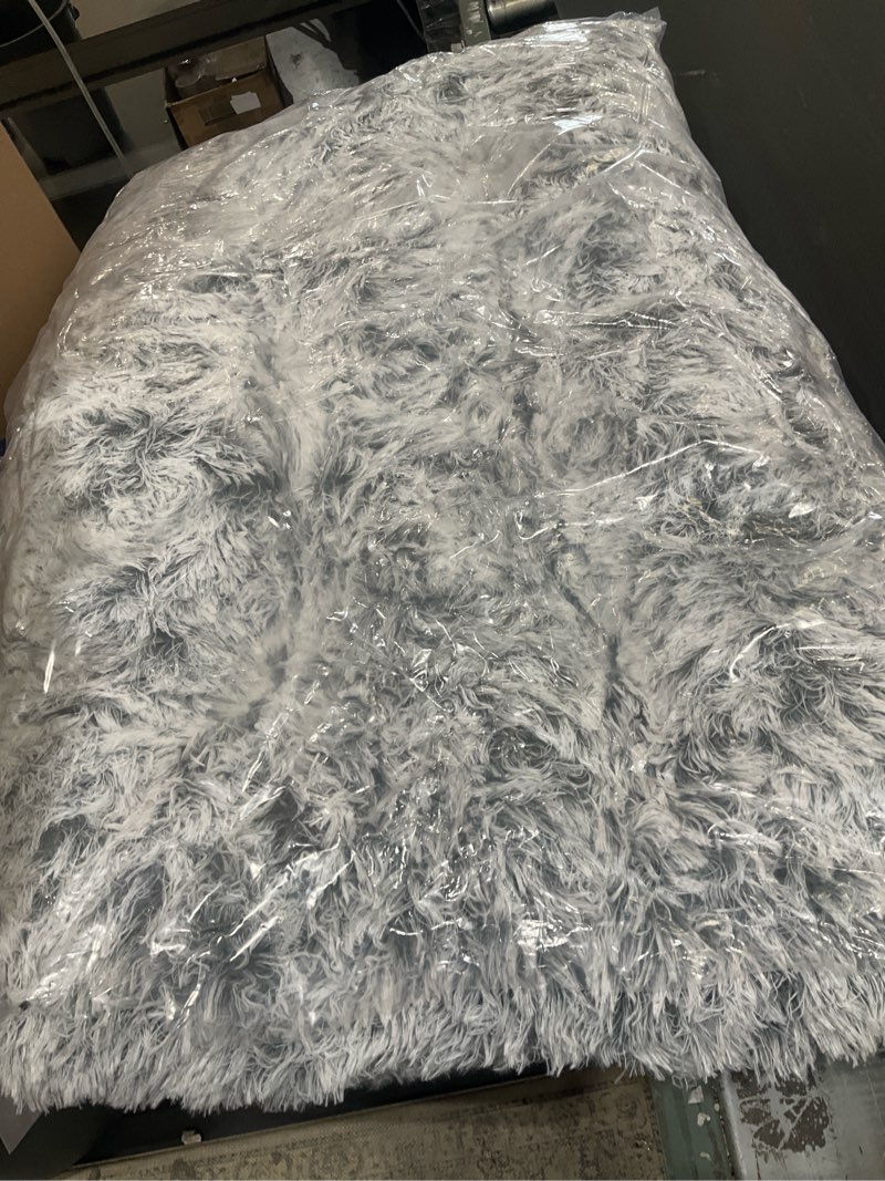 Condition photo showing Good Condition for fluffy dog bed