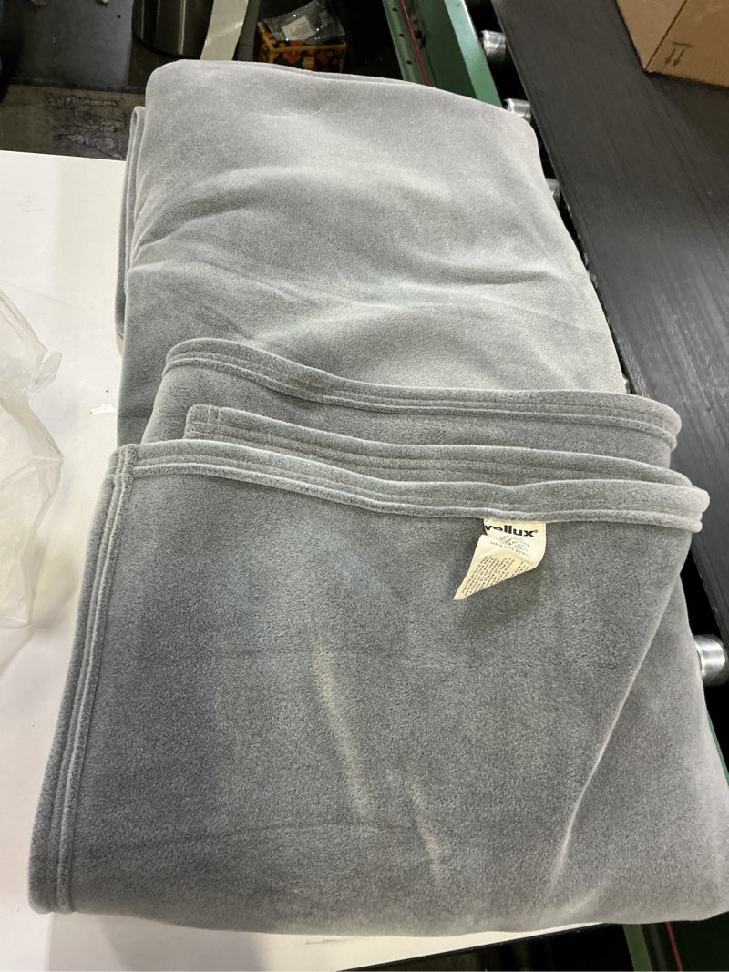 Condition photo showing As Is for Vellux 1B07055 Original Insulating Core Hotel Style Solid blanket Machine Washable Soft Cozy Warm Pet Friendly Bed Sofa Blankets, Twin, Grey Grey Twin