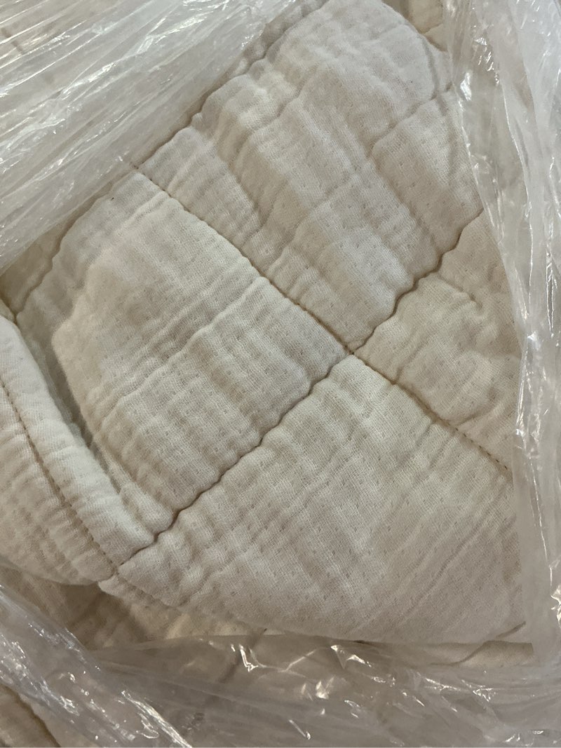 Condition photo showing Good Condition for organic cotton gauze box quilt, full/queen, undyed