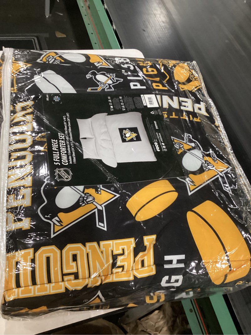 Condition photo showing New/Like New for FOCO Pittsburgh Penguins NHL Team Color Bed in a Bag Comforter Bedding 5 Piece Set - Full