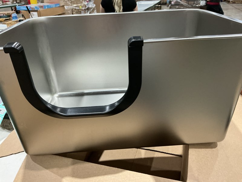 Condition photo showing Good Condition for yangbaga extra large stainless steel litter box, leak proof high sides for urine & litter trapping, easy entry for kittens, older cats,non-stick,non-slip,no sharp edges