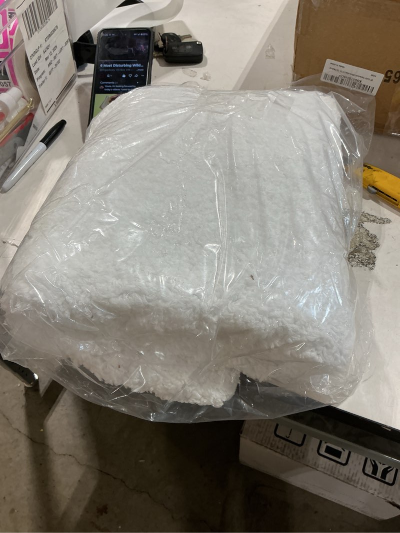 Condition photo showing New/Like New for lochas bathroom rug 36x24 inch, soft thick absorbent microfiber bath rugs for bathroom, machine washable, shaggy plush non slip bath mat for tub, shower floor, quick dry mats, white white 36x24 inch (rectangular)