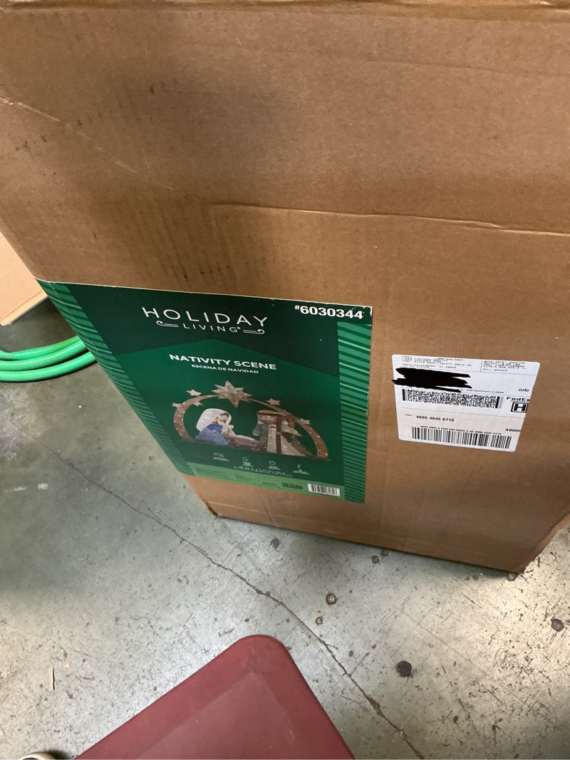 Condition photo showing Good Condition for Holiday living nativity scene,