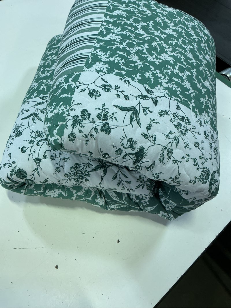 Condition photo showing Good Condition for mybedsoul green quilt set full size, 3 pieces plaid floral bedspread set patchwork reversible bedding set microfiber lightweight bedspread coverlet set for all season 78"x90" full green