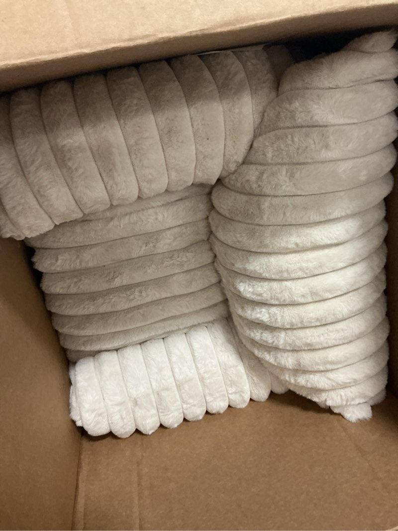 Condition photo showing Good Condition for bedsure comfyfleece™ cute cat couch for pets - as seen on tv on good day new york, fuzzy cats beds for indoor cats with removable washable cover, supportive pet sofa, 24inch, cream 24x18x10" cream