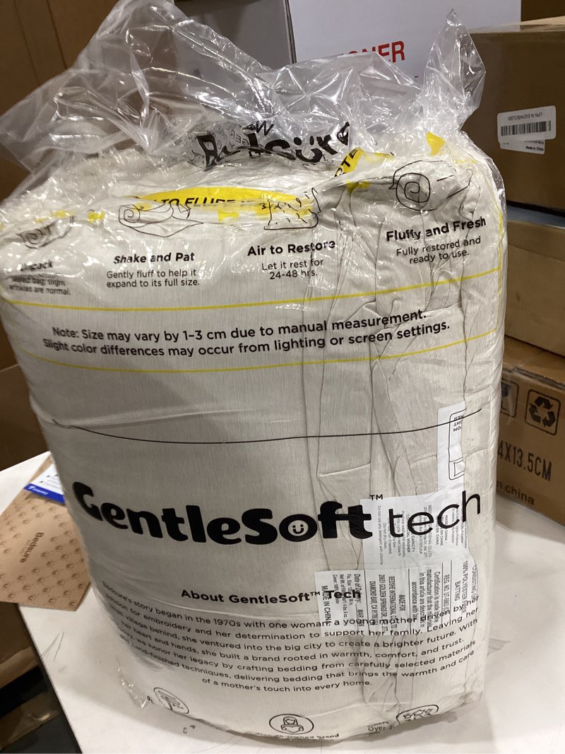 Condition photo showing New/Like New for bedsure oversized king comforter set - beige soft bedding for all seasons, cationic dyed bed set, 3 pieces, 1 oversized king size comforter (120"x98") and 2 pillow shams (20"x36"+2") oversized king 01 - beige melange