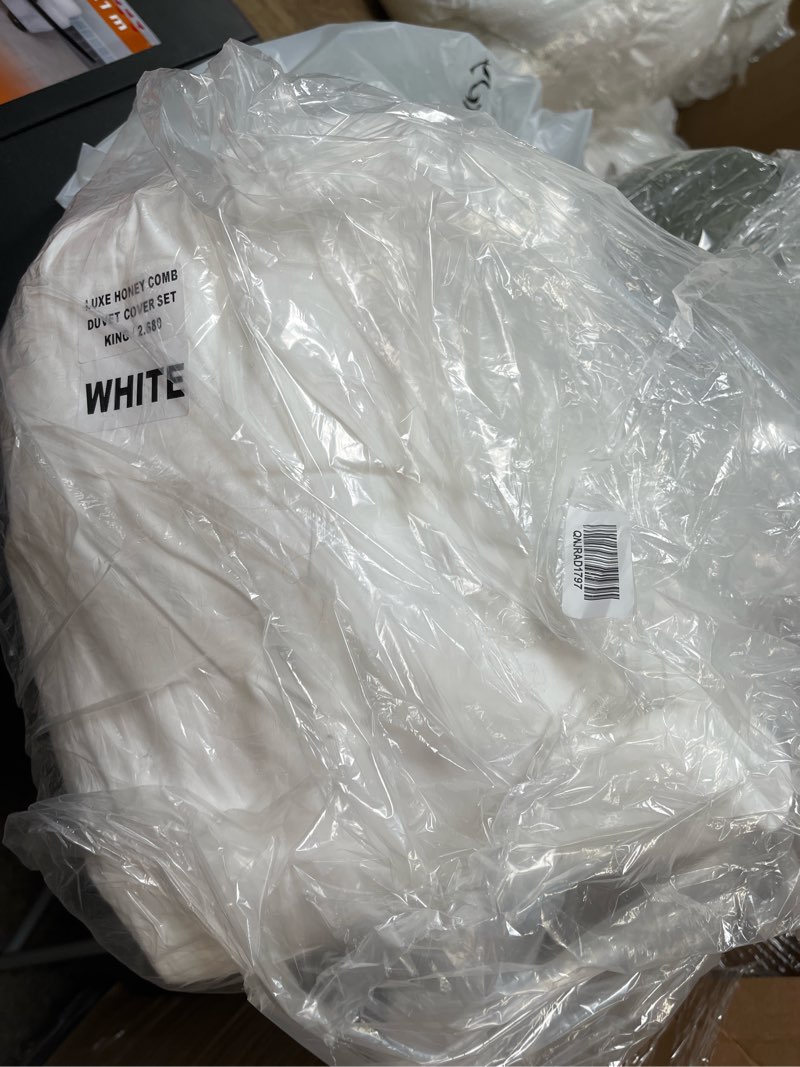 Condition photo showing Good Condition for organic luxe honeycomb duvet cover set, king/cal king, white