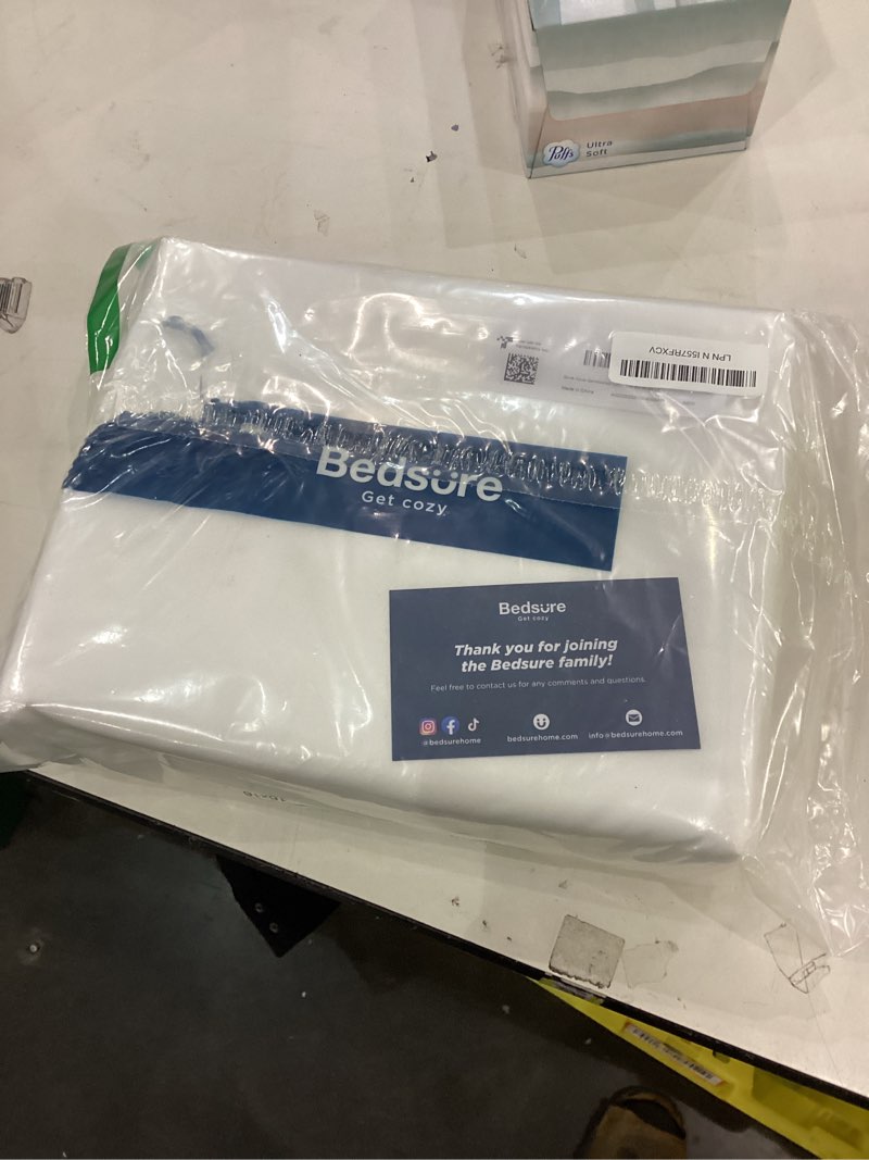 Condition photo showing New/Like New for Bedsure White Duvet Cover Queen Size - 3 Pieces Prewashed Extra Soft Bedding Set, Includes 1 Duvet Cover 90x90 Inches with Zipper Closure & 2 Pillow Shams, Comforter Not Included 00 - White (No Comforter) Queen (90" x 90")