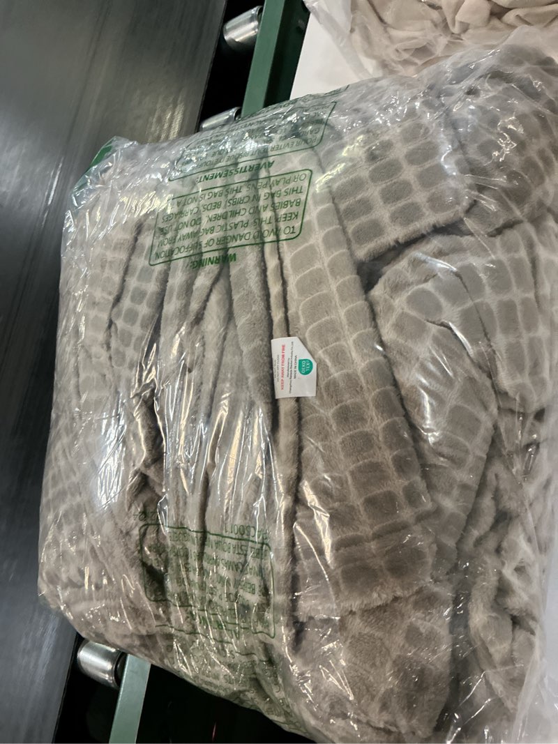 Condition photo showing Good Condition for oversized king fleece blanket 120x120 inches, seamless soft cozy 3d jacquard flannel blanket 10'x10' extra large for bed, sofa, travel & camping, california king throw, taupe - oval pattern taupe - block pattern 120"x120"