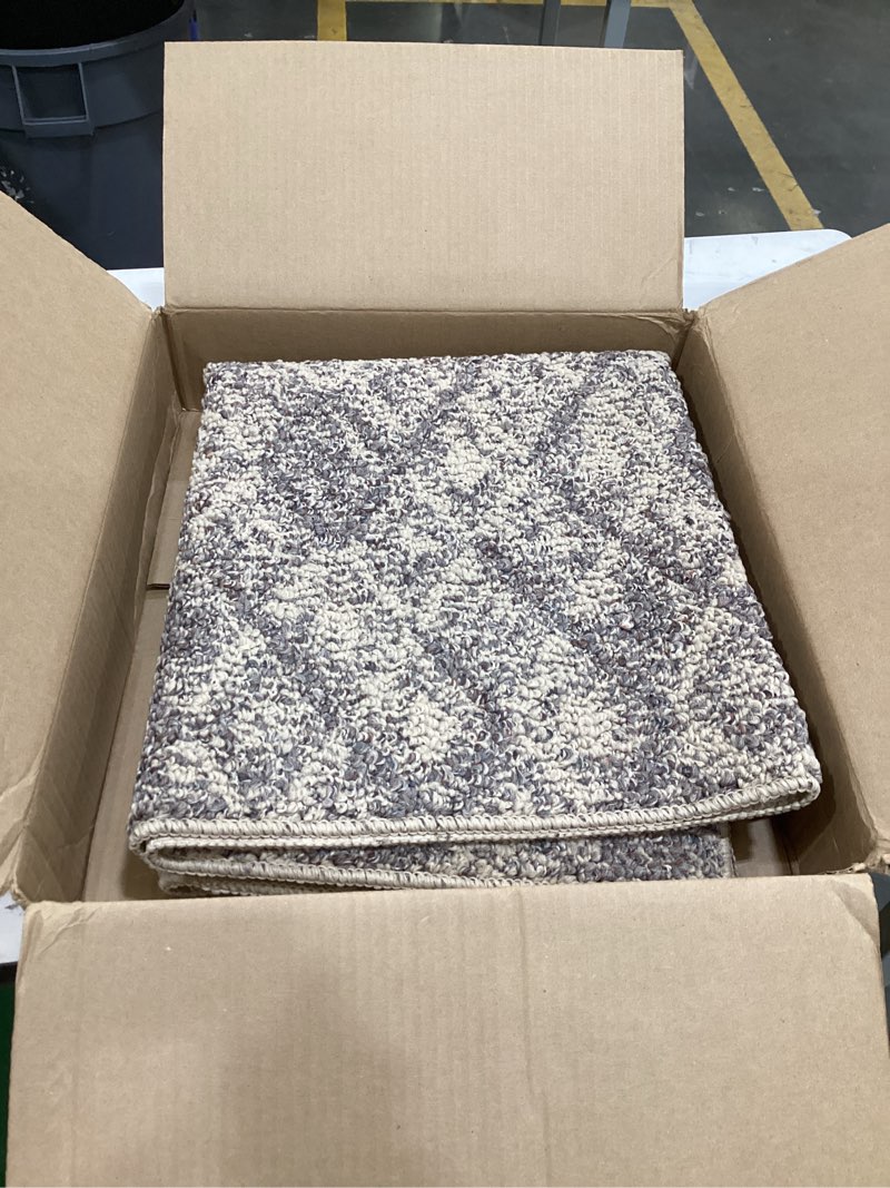 this item is a safavieh berber shag collection area rug featuring a light grey and cream moroccan design.