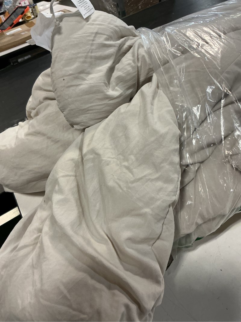 Condition photo showing Good Condition for bedsure king comforter set, beige soft prewashed bedding for all seasons, 3 pieces gentlesoft™ bed set, 1 lightweight comforter (104"x90") and 2 pillowcases (20"x36") king(104"x90") 01 - beige