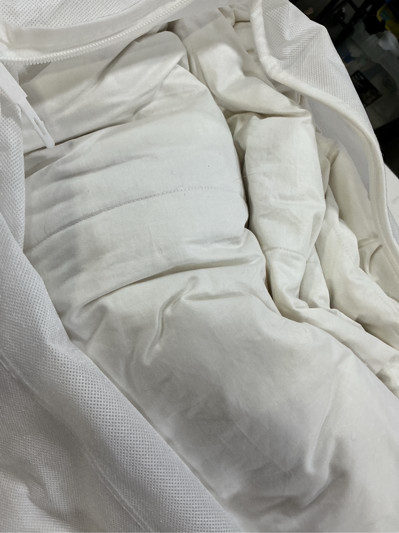 Condition photo showing Good Condition for premium down comforter, king/cal king, down