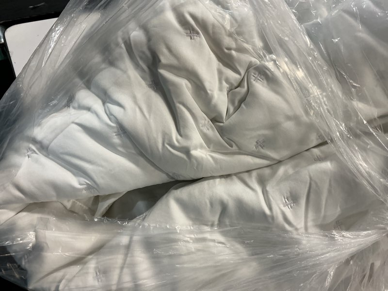 Condition photo showing Good Condition for bamboo dream quilt set, king/cal king, white