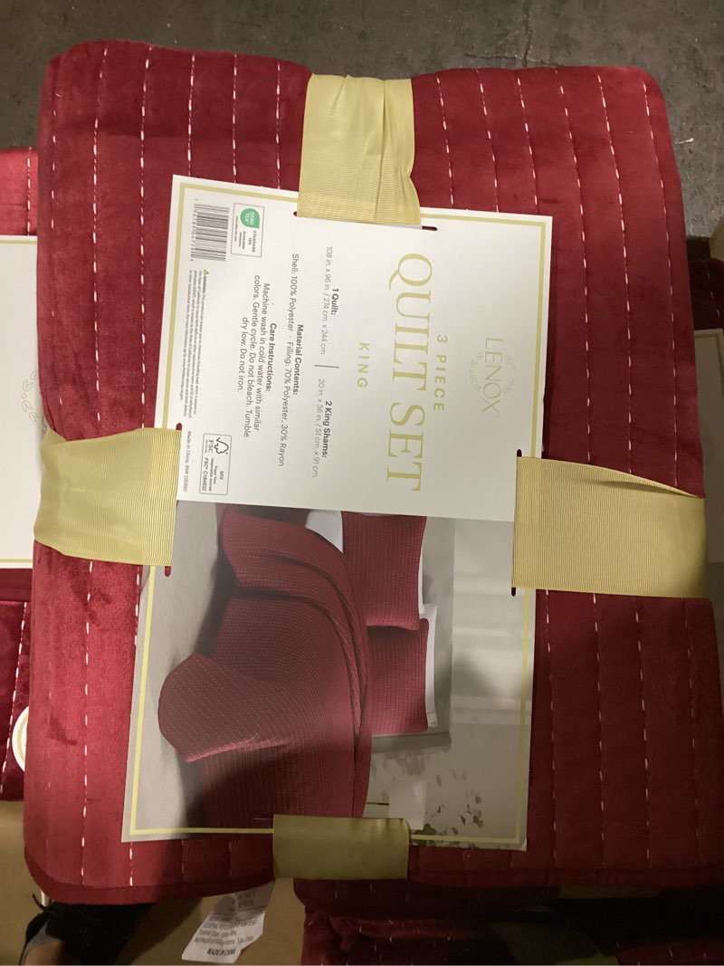 Condition photo showing New/Like New for lenox 3-piece polyester holiday patterened quilt set, king