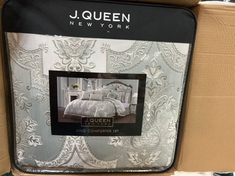 Condition photo showing New/Like New for Five Queens Court Santina King 4PC. Comforter Set(The photo is similar to the product for sale the color is different from the one in the photo)