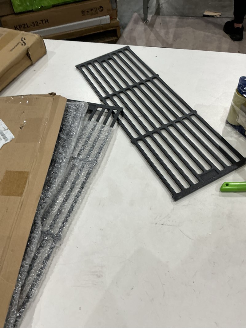 Condition photo showing Good Condition for 3 grill grates