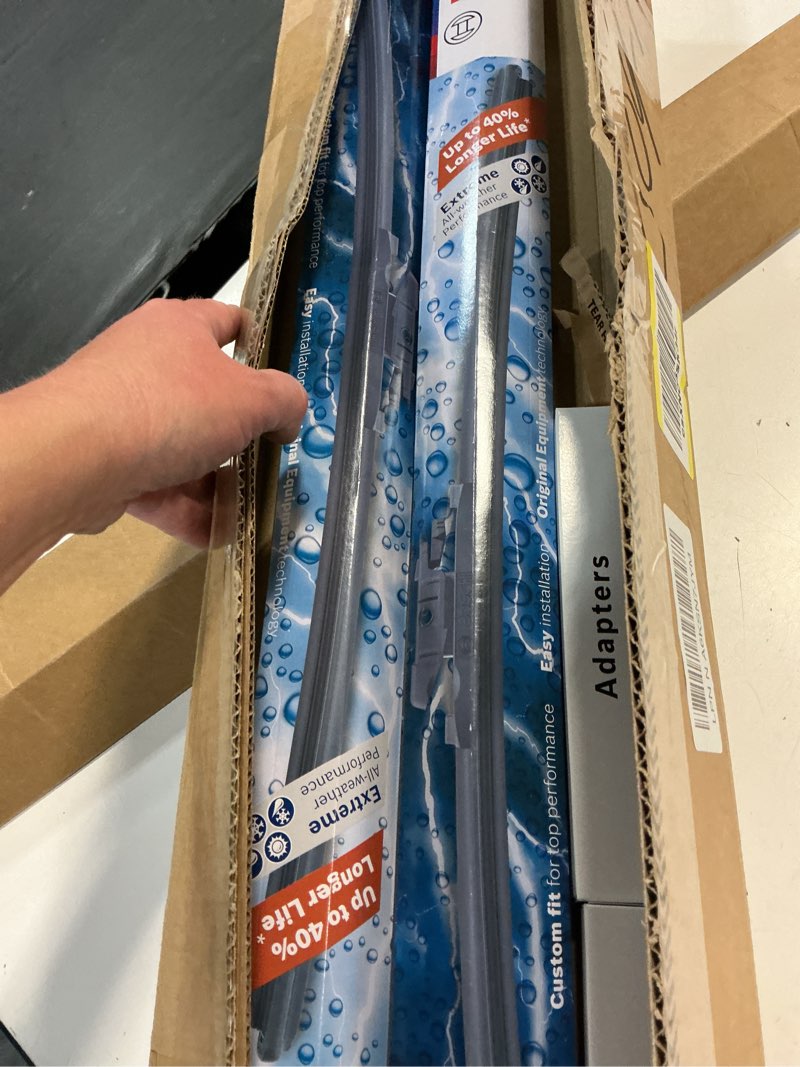 Condition photo showing New/Like New for bosch 26oe22oe icon beam wiper blades - driver and passenger side - set of 2 blades (26oe & 22oe)