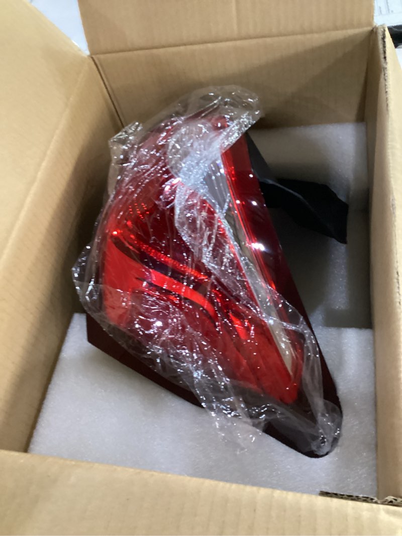 Condition photo showing New/Like New for halogen type right tail light compatible with chevrolet equinox l4 1.5l/1.6l/2.0l 2018-2021 replacement# 84769836