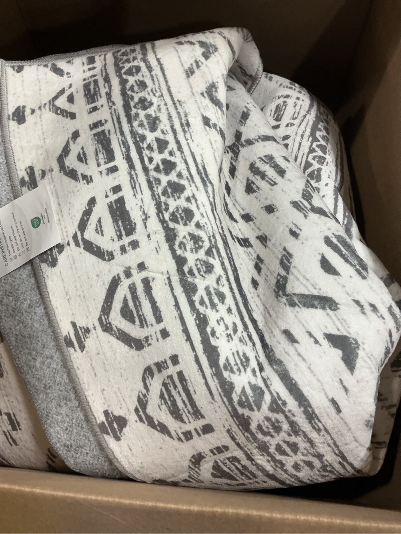 Condition photo showing Good Condition for miukiki 6x9 area rug for living room moroccan washable rugs non slip indoor floor carpet foldable large soft area rug for dining room bedroom with low pile(grey,6'x9') grey 6'x9'(rectangular)