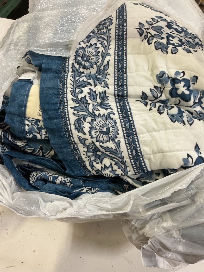 Condition photo showing Good Condition for evergrace cotton quilt set queen size, 100% cotton reversible lightweight bedspread coverlet, vintage floral farmhouse bedding, traditional block print quilt with 2 pillow shams, indigo blue 92"×96" | vintage floral chateau floral - indigo blue queen