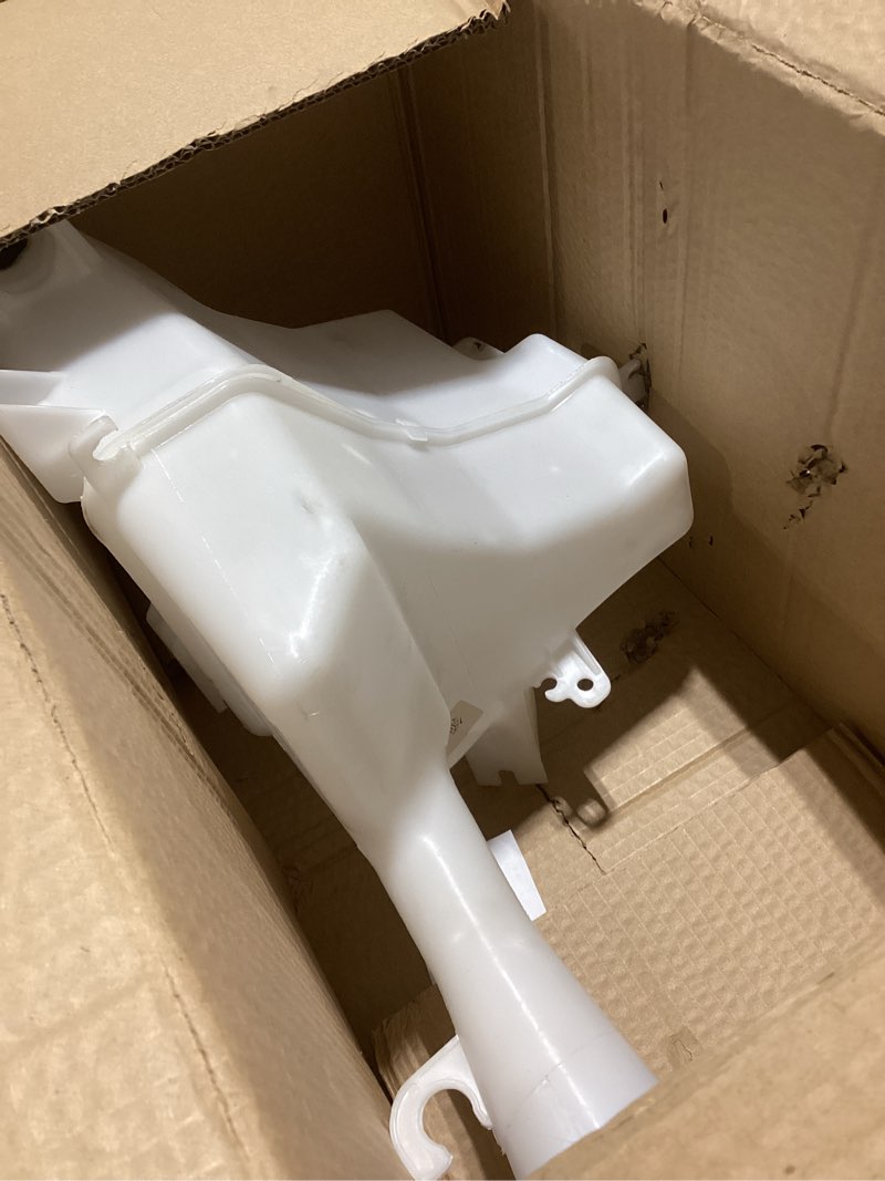 Condition photo showing Good Condition for windshield washer tank for hyundai elantra 2017-2018