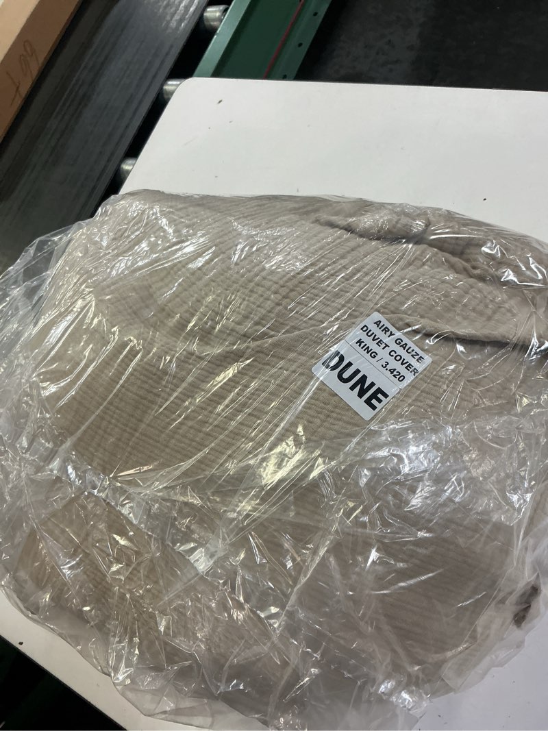 Condition photo showing New/Like New for quince airy gauze king duvet cover