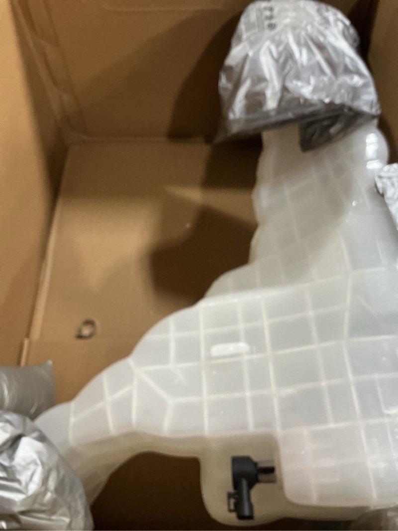 Condition photo showing Good Condition for DR104002 Engine Coolant Reservoir Tank Replacement for Kenworth T680 T880 2013-2020, Peterbilt 579 2013-2020, Replace CP237001 DR104004
