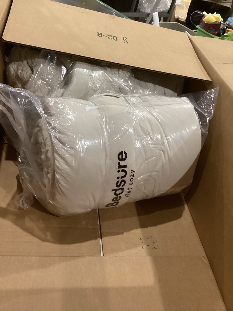 Condition photo showing Good Condition for Bedsure Gentlesoft™ 2-in-1 King Size Comforter Set and Detachable Fluffy Blanket, Beige Bedding Set for All Season Use, SnapTech™ Design for Space Saving (Includes 2 Pillow Shams, 2 Pillowcases) King 01 - Beige